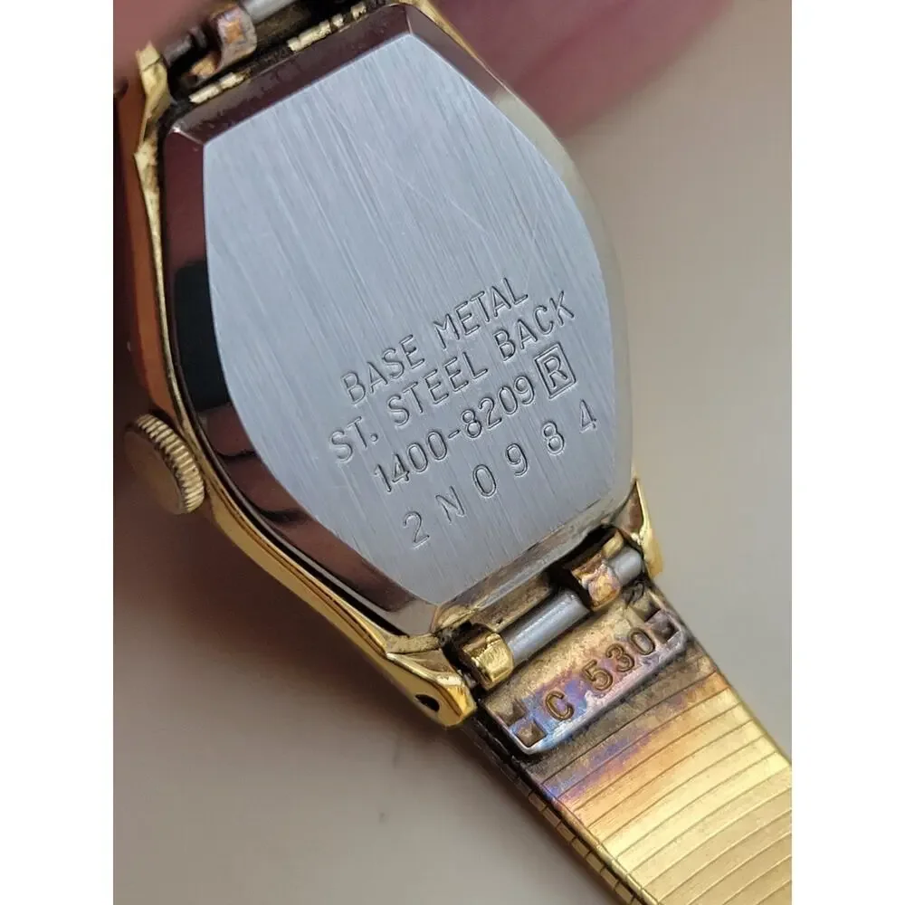 Seiko Quartz 1400-8209 Women's Wristwatch Band Gold Base Metal Tone Finish